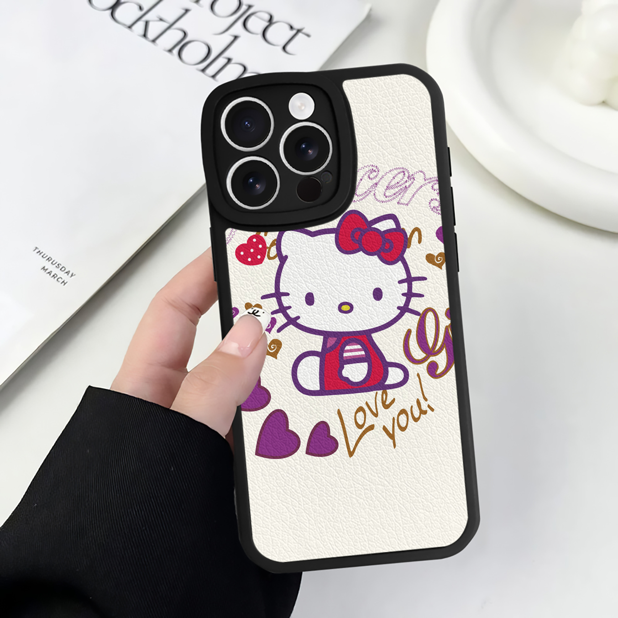 （画像用） Hello Kitty ハローキティ 【iPhone 16シリーズ対応】シリコンスマホケース（レザー調） 材質：シリコン